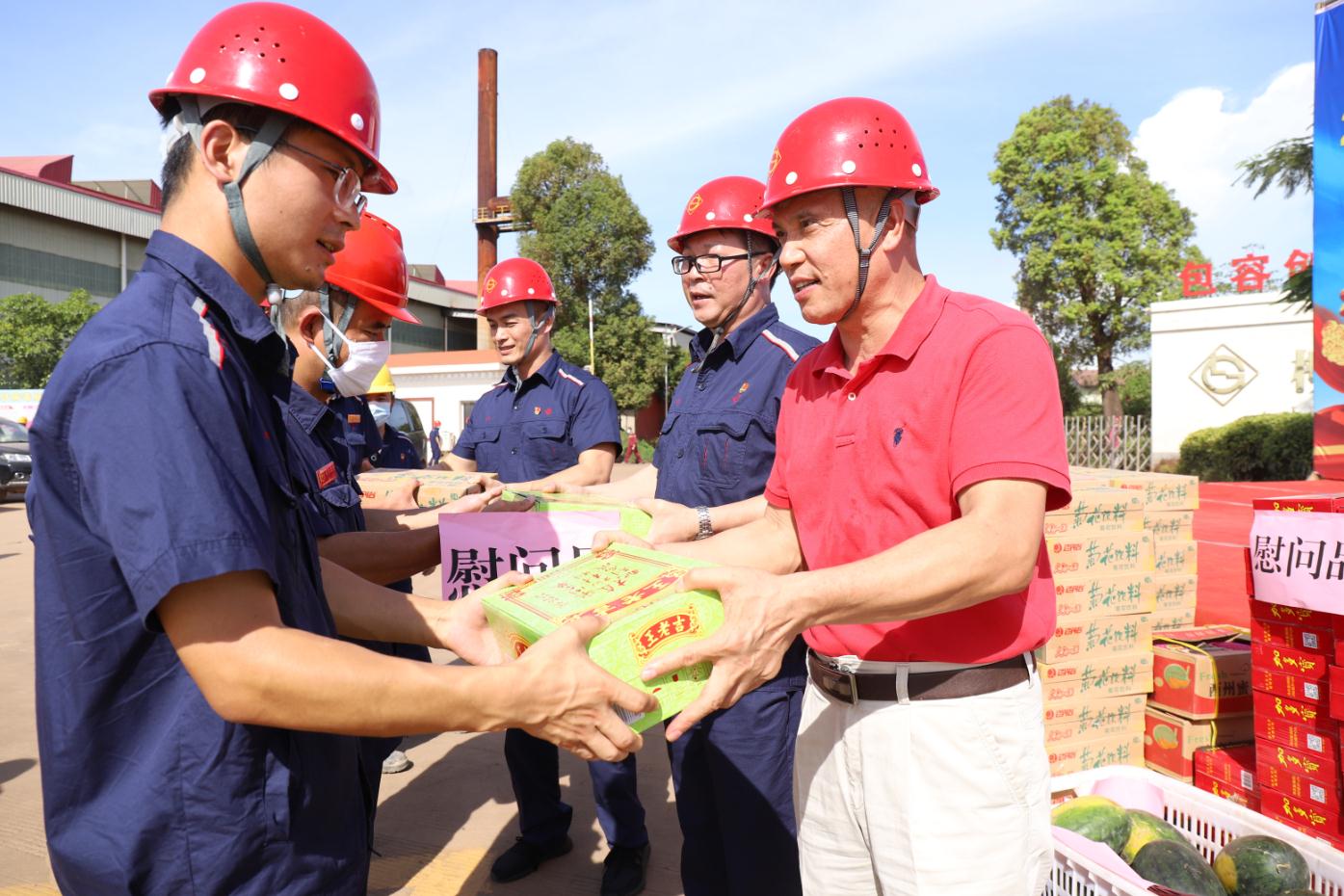 暖心！柳州市總工會(huì)、柳鋼集團(tuán)工會(huì)送來(lái)陣陣清涼